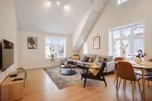 Posezení v ubytování Unique and Spacious Apt close to City Centre