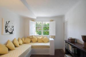 sala de estar con sofá y ventana en Casa Morant On The Promenade Mhm en Cala Ratjada