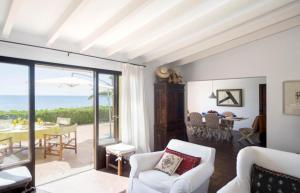 sala de estar con vistas al océano en Casa Morant On The Promenade Mhm en Cala Ratjada
