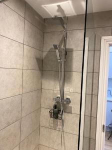 eine Dusche mit Duschkopf im Bad in der Unterkunft No 10, St James Street, Burnley in Burnley