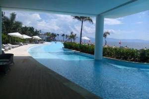 einen Pool in einem Resort mit Meer in der Unterkunft Espectacular Apartamento en nueva Vallarta Mexico in Nuevo Vallarta