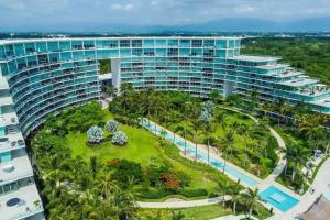eine Luftansicht auf ein großes Gebäude mit Garten in der Unterkunft Espectacular Apartamento en nueva Vallarta Mexico in Nuevo Vallarta