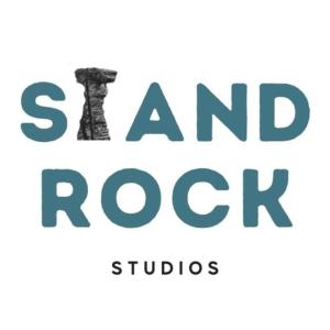 um sinal com as palavras st end estúdios de rock em Unit 1 - Stand Rock Studios em Wisconsin Dells