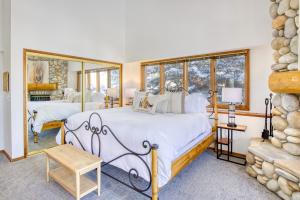 una camera con due letti e una grande finestra di Stunning Summit Condo with Sauna, Hot Tub, Pickleball a Sun Valley