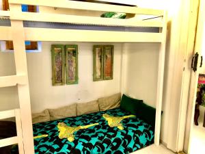 een slaapkamer met een stapelbed met twee tijgers erop bij Szentkirályi Art Studio in Boedapest