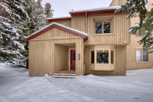 una casa con una porta rossa nella neve di Stunning Summit Condo with Sauna, Hot Tub, Pickleball a Sun Valley