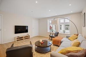 uma sala de estar com um sofá e uma televisão em Homelike and Cozy Apt close to City Centre em Stavanger