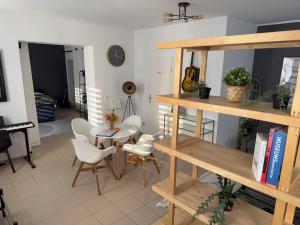 a living room with a table and white chairs at Loft with Gym - Kitchen / WiFi / Free Parking in Berlin