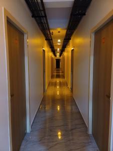 un corridoio vuoto in un edificio con luci sul pavimento di Hotel Deepak Retreat a Gudivāda