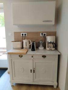 una encimera de cocina con electrodomésticos. en Gîte 3* La Colinette, Lac du Bourget(3 km), en Saint-Pierre-de-Curtille