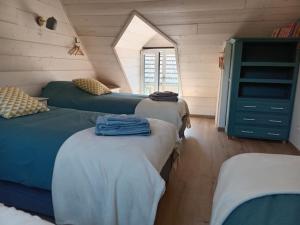 Cette chambre mansardée comprend 3 lits. dans l'établissement Gîte 3* La Colinette, Lac du Bourget(3 km), à Saint-Pierre-de-Curtille