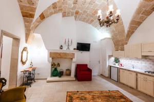 eine Küche mit einer großen Gewölbedecke in der Unterkunft Palazzo dei Don in Racale