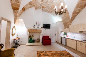 a kitchen with a large arched ceiling at Palazzo dei Don in Racale