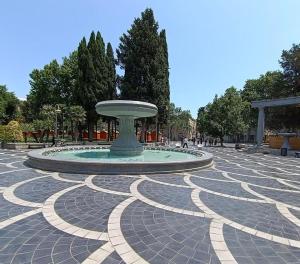 una fuente en medio de un parque en VİVA BOUTIQUE & MIRROR DELUXE HOTEL's BAKU en Baku