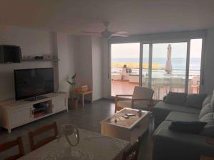 a living room with a couch and a flat screen tv at Ático en Parque Natural Cabo de Gata in Carboneras