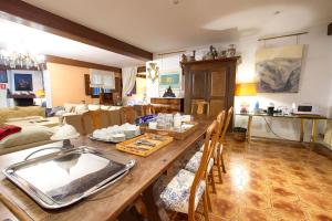 - un salon avec une table en bois et des chaises dans l'établissement Complejo Rural Victory, à Cuenca