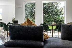 een woonkamer met een bank en een tafel met een laptop bij OLIVETO A MARE - Suite & Apartment in Ascea