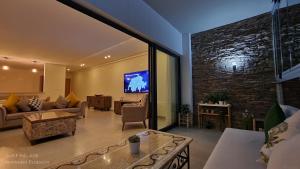 uma sala de estar com um sofá e uma televisão em SURF PALACE BEACHFRONT APARTMENT Essaouira em Essaouira