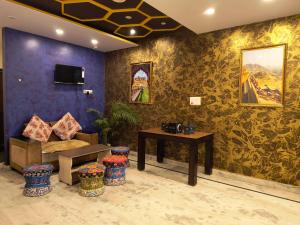 ein Wohnzimmer mit einem Sofa und einem Tisch in der Unterkunft Hotel 7 Nights Jaipur in Jaipur