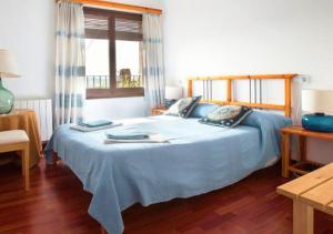 Ένα ή περισσότερα κρεβάτια σε δωμάτιο στο Apartamento con vistas al castillo - Cal Martí