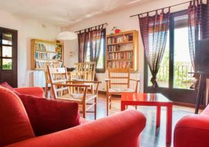 MontsonisにあるCal Martíのリビングルーム(赤い椅子、テーブル付)