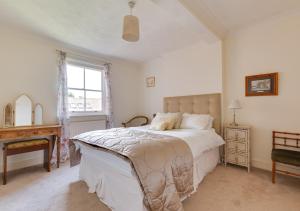 um quarto com uma cama, uma secretária e uma janela em Alma Rise em Melton