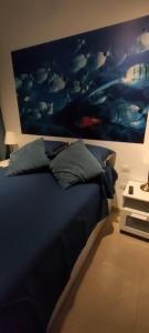 - une chambre avec un lit orné d'une peinture murale dans l'établissement Nurea, à La Restinga