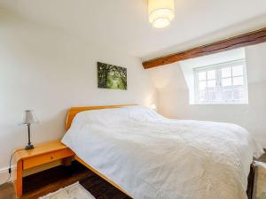 a bedroom with a white bed and a window at 1 Bed in Cleobury Mortimer 82957 in Cleobury Mortimer