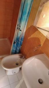 uma casa de banho com um WC, um chuveiro e um lavatório. em La Sosta-appartamento a pochi passi dalla stazione em Módena