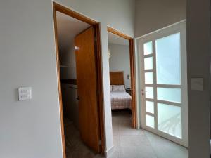 una habitación vacía con una puerta y un dormitorio en Privada 400, en Pachuca de Soto