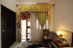 Postel nebo postele na pokoji v ubytování The Roma Homestay in Sarnath Varanasi