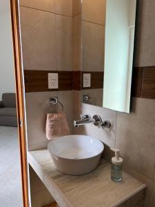 La salle de bains est pourvue d'un lavabo blanc et d'un miroir. dans l'établissement Privada 400, à Pachuca