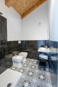 Cascina Rüral في Montafia: حمام فيه دورتين مياه ومغسلتين