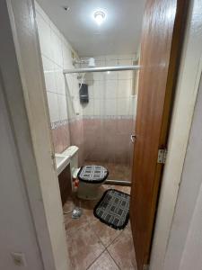 a small bathroom with a toilet and a shower at Apto Antonio Centro in Campos dos Goytacazes