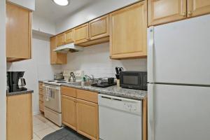 O bucătărie sau chicinetă la Prime 2BR Chicago Apartment - Church 304