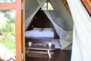 sypialnia w namiocie z łóżkiem w obiekcie Dragon's Garden w mieście Santa Cruz