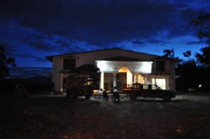 une maison avec un camion devant elle la nuit dans l'établissement Hotel Reina Victoria, à Guamal