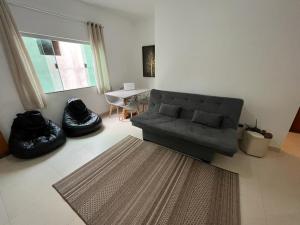 a living room with a couch and a table at Apartamento Aconchegante in Capitólio