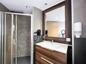 a bathroom with a sink and a shower at En Pleno Centro Moderno&Práctico, 1 Plaza Parking - Andorra la Vella in Andorra la Vella