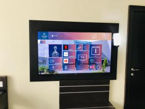 TV a/nebo společenská místnost v ubytování Golden Tulip Ibadan