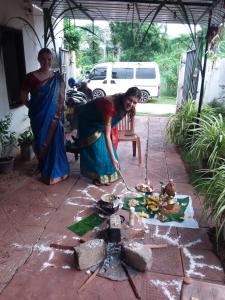 two women standing in front of a stove at UPPUVELI BEACH HOUSE in Trincomalee