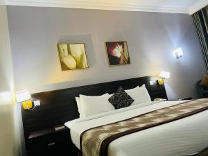 Postel nebo postele na pokoji v ubytování Golden Tulip Ibadan