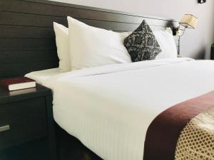 Postel nebo postele na pokoji v ubytování Golden Tulip Ibadan