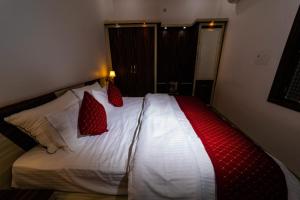 Postel nebo postele na pokoji v ubytování The Roma Homestay in Sarnath Varanasi