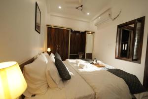 Postel nebo postele na pokoji v ubytování The Roma Homestay in Sarnath Varanasi