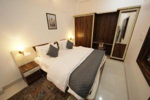 Postel nebo postele na pokoji v ubytování The Roma Homestay in Sarnath Varanasi
