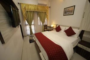Postel nebo postele na pokoji v ubytování The Roma Homestay in Sarnath Varanasi