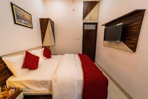 TV a/nebo společenská místnost v ubytování The Roma Homestay in Sarnath Varanasi