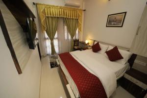 Postel nebo postele na pokoji v ubytování The Roma Homestay in Sarnath Varanasi