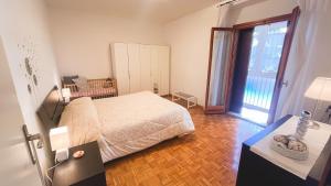 La casa di Bianca - Casa Vacanze tesisinde bir odada yatak veya yataklar